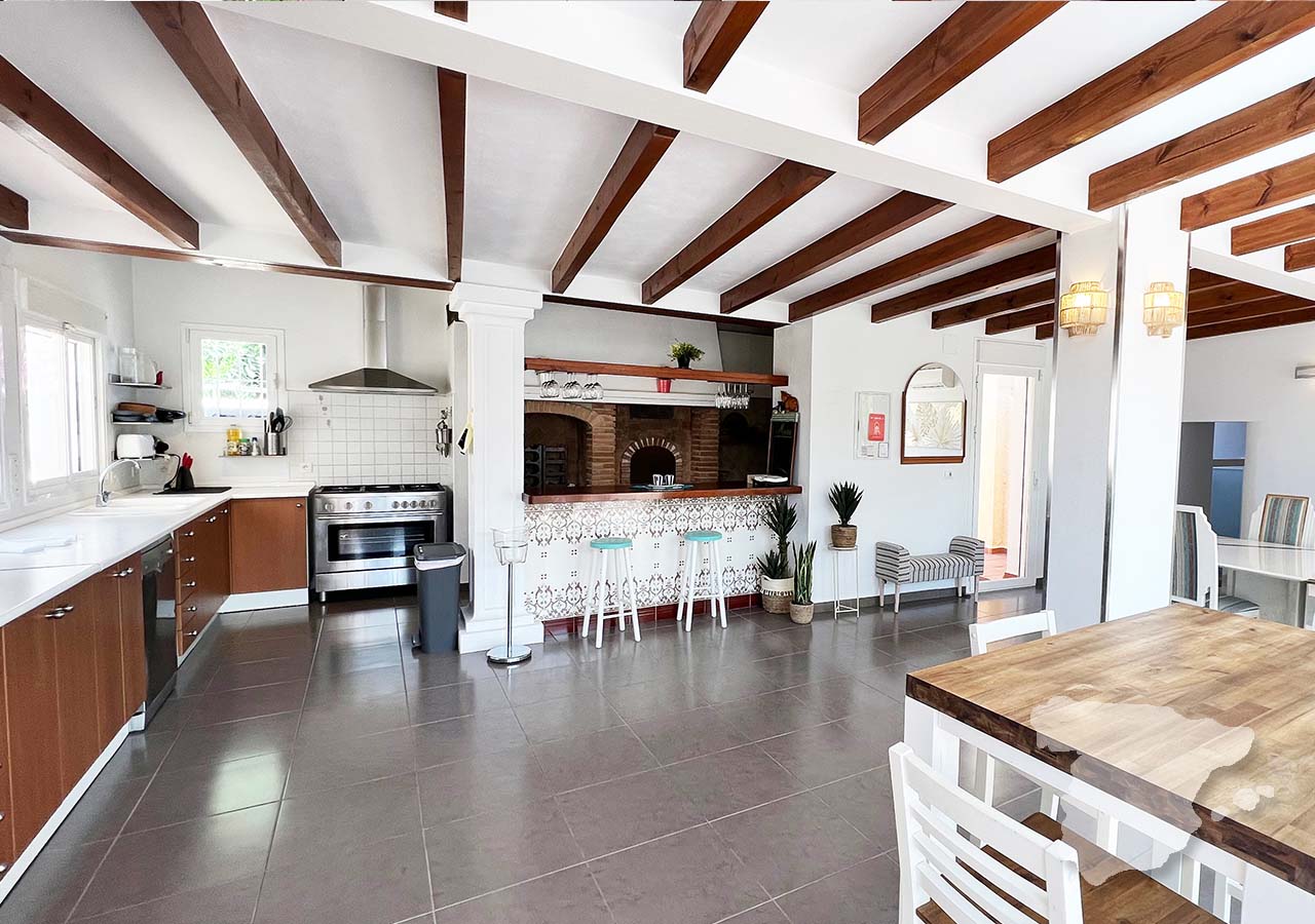 View on kitchen (bar area). 
